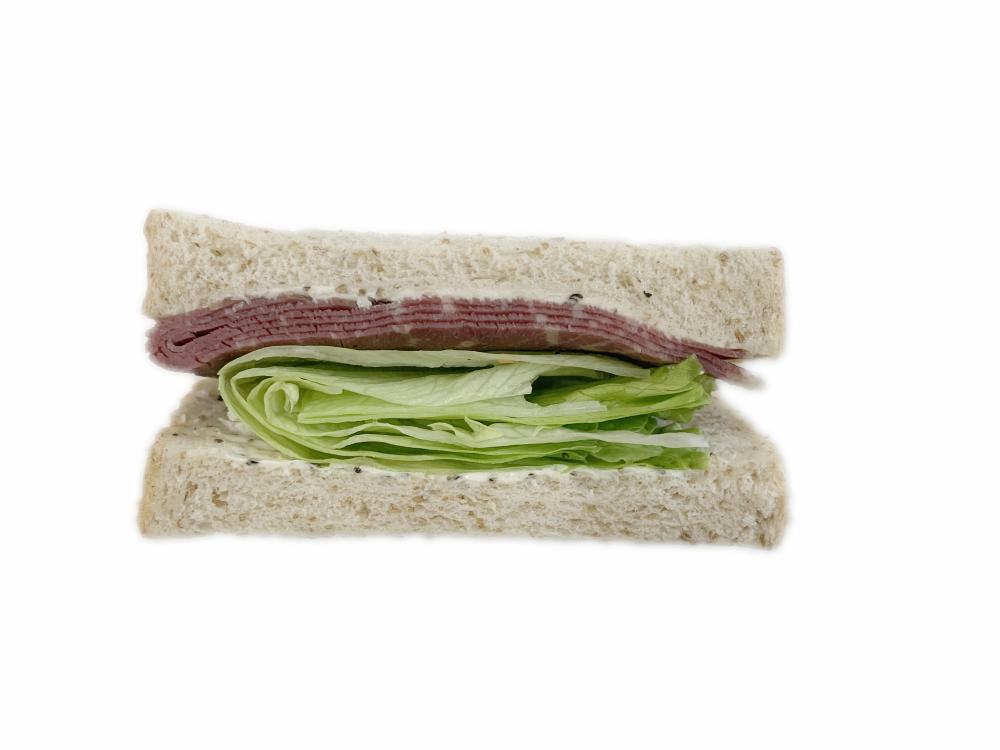 グラハム食パンのパストラミビーフサンド