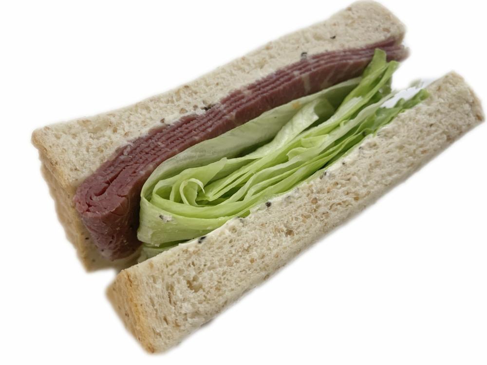 グラハム食パンのパストラミビーフサンド